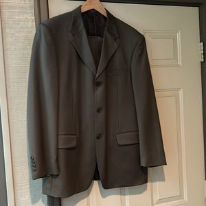 Jones of New York 2piece suit. Grayish brown. 42 reg x 35.5 waist x 30” inseam